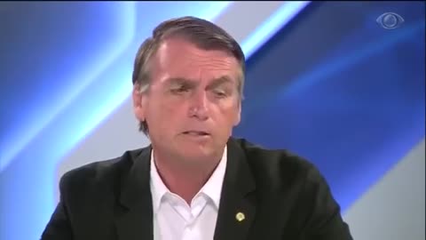 Bolsonaro é questionado por 5 jornalistas Bolsonaro is questioned by 5 journalists simultaneously.