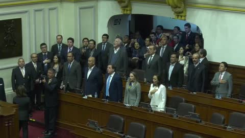 Mercedes Aráoz juró como presidenta encargada de Perú ante una facción del Congreso