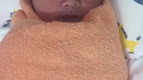 The newborn boy in Vietnam has cute round eyes