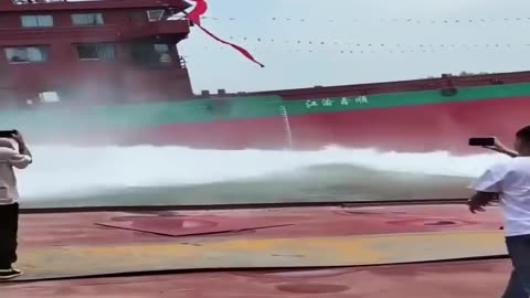 THIS IS HOW BIG SHIPS ARE LAUNCHED !