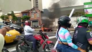 Queman moto de presuntos ladrones en Bucaramanga