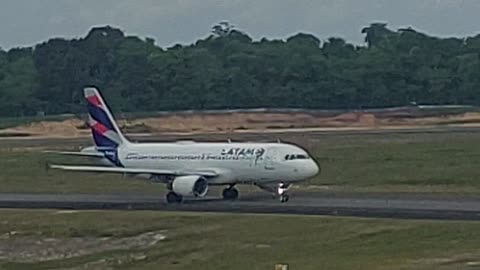 Airbus A320 PR-MHU pousa em Manaus vindo de Brasília