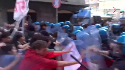 Manifestantes anti-OTAN en Nápoles.