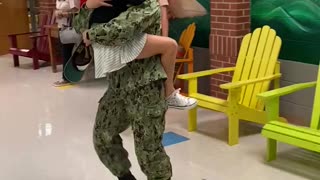 Special moment when military mom surprises her daughter at school