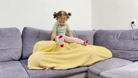 Funny_Baby_Reaction_to_Dad_Under_the_Blanket