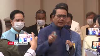Primer ministro de Tailandia ataca a periodistas con desinfectante [Video]