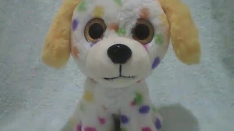 Lindo cachorro de pelúcia branco com pintas coloridas e orelhas amarelas! [Nature & Animals]