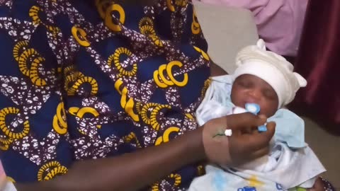 Funny: new born pushing his mother hand away why feeding him 6hrs after delivery in hospital