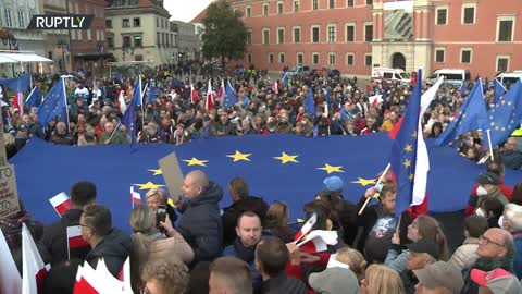 Poland: Crowds attend pro-EU rally in Warsaw - 10.10.2021