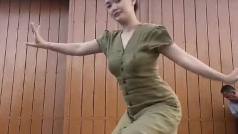 zaskia gotik learns jaipong dance