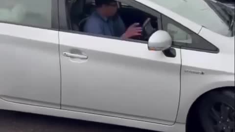 Clueless Prius driver can’t drive