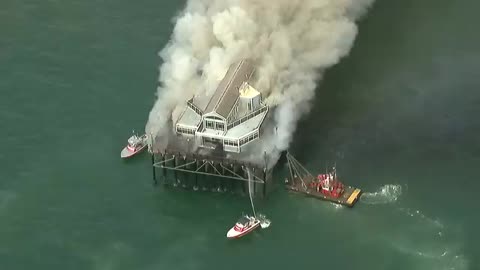 Massive fire DESTROYING historic Oceanside Pier in Oceanside, CA