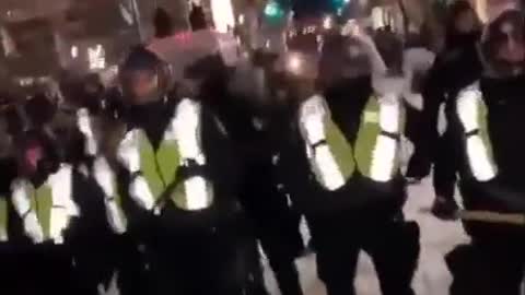 Ottawa - Anti Mandate Standoff - Absolutely Stunning Scenes - The Police forced to retreat as the Crowds force forward