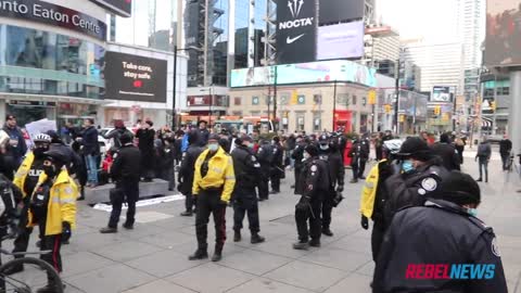 POLICE STATE: Toronto cops, lockdown protesters clash at Yonge-Dundas Square