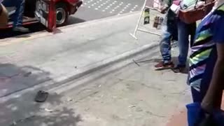 Video registró cómo un conductor destruyó su carro tras ser multado en Girón