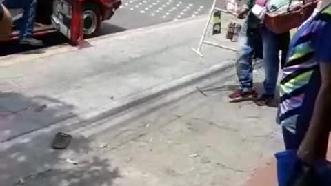 Video registró cómo un conductor destruyó su carro tras ser multado en Girón