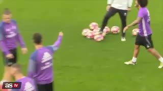 Ronaldo gets nutmegged in training, absolutely loses it