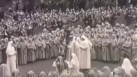 RARE FOOTAGE OF PRINCESS ELIZABETH IN 1946 IN SOME WEIRD DRUID RITUAL BEFORE SHE BECAME QUEEN.mp4