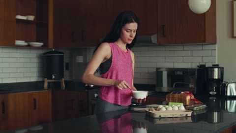 Woman preparing her lunch in the morning