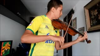 El hincha que anima al Atlético a Bucaramanga al ritmo de cumbias y violín