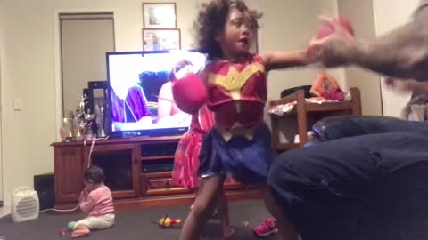 Nena de 5 años entrena con su papá para convertirse en boxeadora profesional