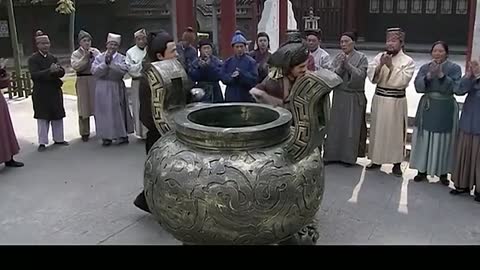 The man lifted the Qianjin Ding easily