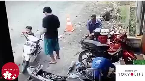 Hãy chú ý khi để trẻ em ngồi phía trước trên xe máy!