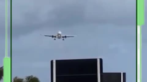 AIRPLANE CANCELS LANDING BECAUSE OF WIND