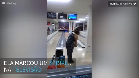 Mulher destrói televisão jogando boliche