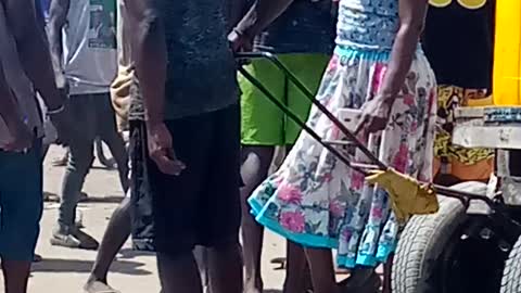 Two men caught on camera fighting over a girl because of love🤣🤣