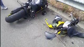 Motociclista fica a surfar em cima de carro após arrepiante acidente