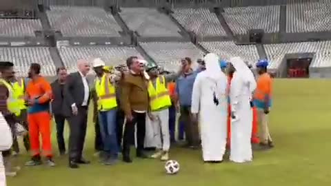 Presidente da FIFA convida Bolsonaro para estádio da final da Copa Qatar 2022