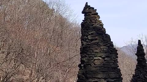 A stone tower in the forest that purifies me. 3