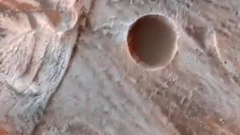 شاهد أوضح صور لمياة المريخ المتجمدة على سطحه بعدسة القمر الصناعي ( ناسا)