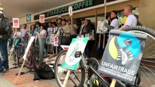 Cafeteros colombianos protestan frente a Starbucks para exigir precios justos