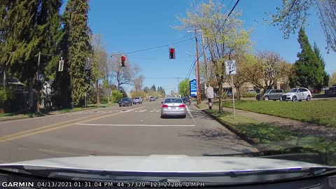Driver Stops at Green Light, Then Runs Red