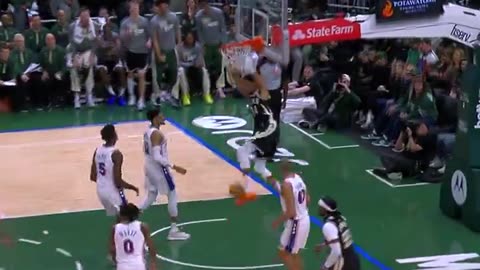 Dame lob ↗️ Giannis slam!