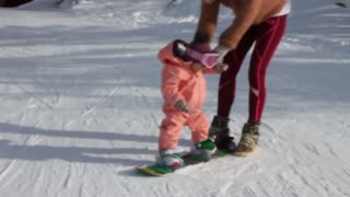Snowboarder de 9 meses conquista las lomas