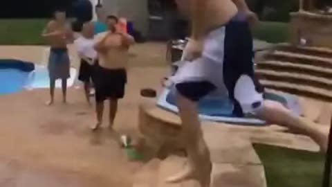 Pool jump attempt goes painfully wrong