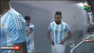 Leo Messi ignores female reporter Ines Sainz before the match