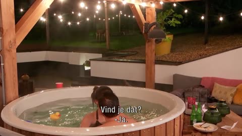 Het wordt wel erg gezellig in de hottub bij Ghazel