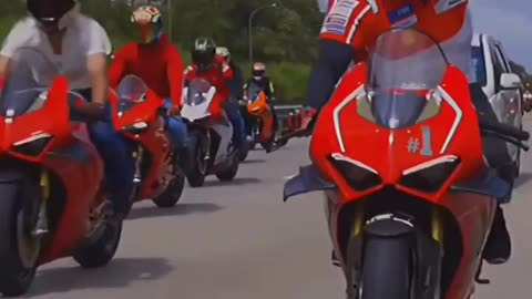 i cant be the only one who thout the bikers on the left was multiplied edited