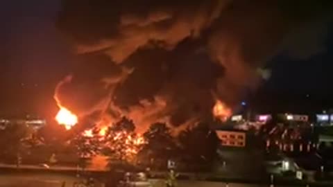 NEW - Major fire burns down the Picnic distribution center in Almelo, Netherlands 🇳🇱 🔥
