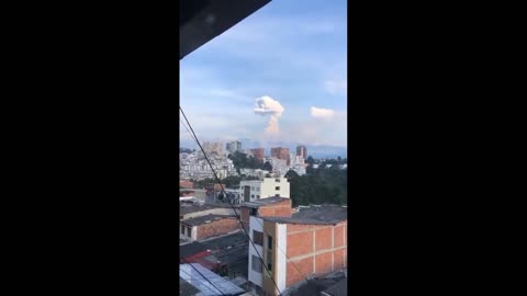 Emissão de cinzas do vulcão Nevado na Colômbia