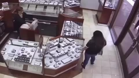 JEWELRY HEIST STOPPED BY EMPLOYEES IN CALIFORNIA