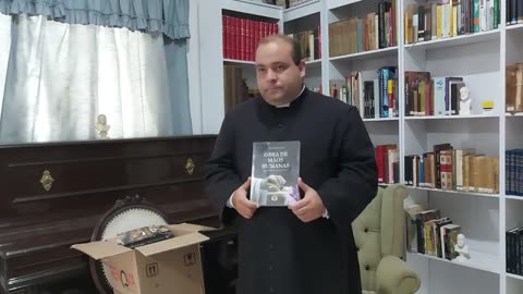 Padre Rodrigo da Silva Abrindo a Caixa do Livro Obra de Mão Humanas