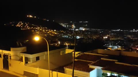 Una vista nocturna de Santa Cruz de Tenerife