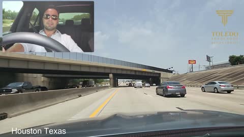 Daniel Toledo Dirigindo pelas ruas do Texas nos Estados Unidos - Tipos de Vistos americano