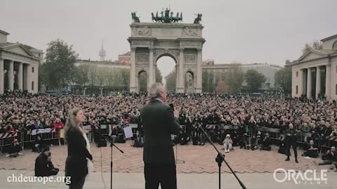 Robert F. Kennedy Jr. in Milan 2021 Nov.13th in front of the Arch of Peace