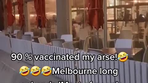 Melbourne 90% Vaccinated? - Beach Full, Cafe's Empty